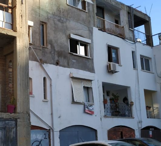 2+1 Wohnung Im Zentrum Von Kyrenia Zu Verkaufen ** 