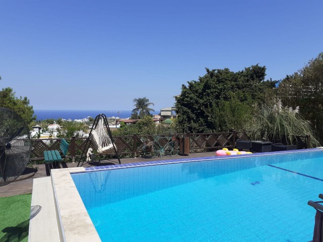 DER PREIS IST GEFALLEN !MÖBLIERTE MUSTAKIL VILLA MIT 3+1 POOL IN KYRENIA/OLIVENHAIN ** 