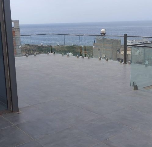 2 + 1 PENTHOUSE ZUM VERKAUF AM MEER IN KYRENIA NEW PORT DISTRICT ** 