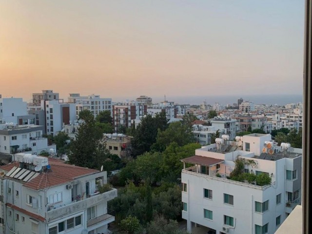 GİRNE MERKEZ'DE 3+1 EŞYALI SATILIK PENTHOUSE 