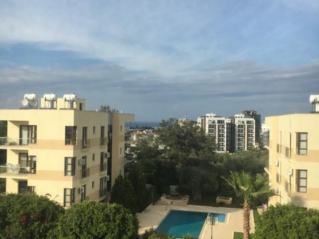 MÖBLIERTE / UNBEWEGLICHE WOHNUNG ZUM VERKAUF MIT GEMEINSCHAFTSPOOL IM ZENTRUM VON KYRENIA ** 