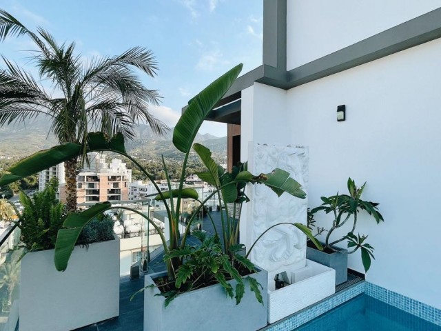 TÜRKE KOKAN ! 3+1 VOLL MÖBLIERTE PENTHOUSE-WOHNUNG ZUM VERKAUF MIT PRIVATEM POOL IM ZENTRUM VON KYRENIA ** 