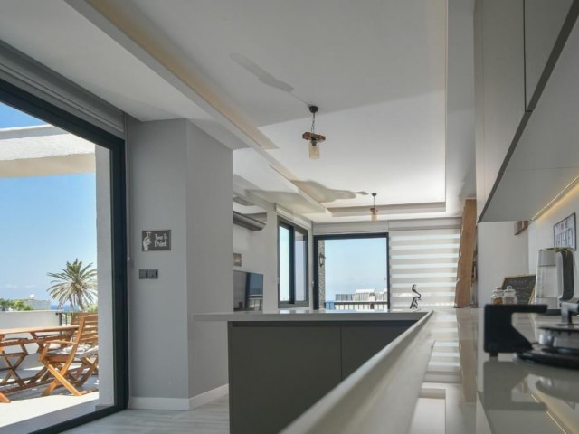 PENTHOUSE ZUM VERKAUF IN KYRENIA KARAOGLANOGLU N 1+1 ZU FUß VOM MEER ENTFERNT ** 