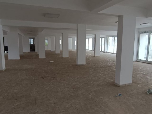 GİRNE'DE 150 M2 KİRALIK DÜKKAN 