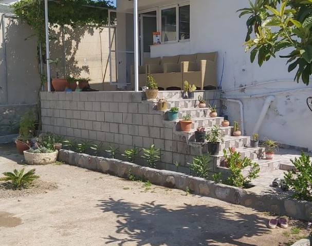 2+1 und 1+1 Einfamilienhaus mit schönem Garten in Kyrenia Lapta ** 