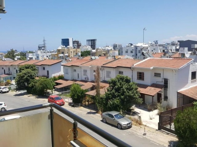 MÖBLIERTE WOHNUNG ZUM VERKAUF IM ZENTRUM VON KYRENIA ** 