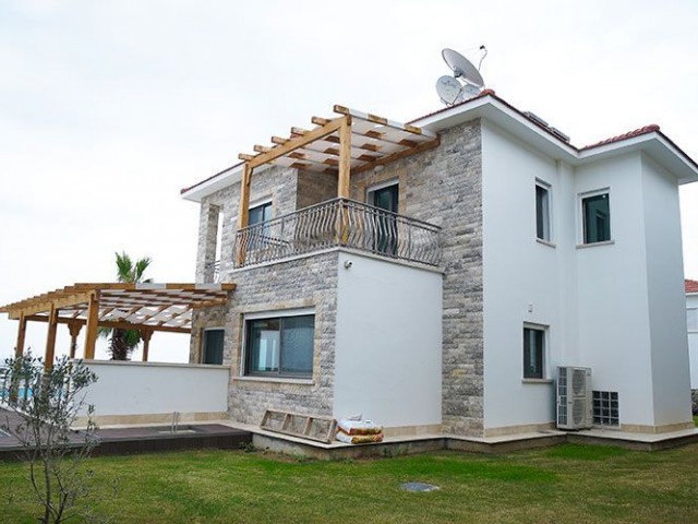 3+2 VILLA MIT PRIVATEM POOL AM MEER IN KYRENIA ESNTEPETE ** 