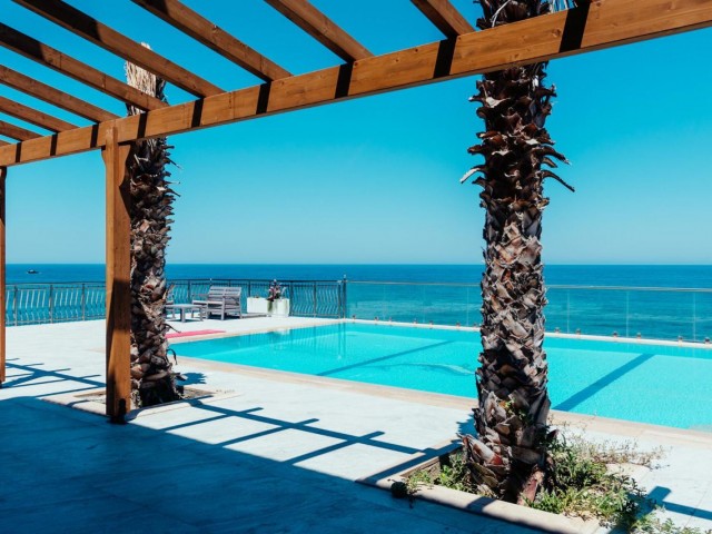 3+2 VILLA MIT PRIVATEM POOL AM MEER IN KYRENIA ESNTEPETE ** 