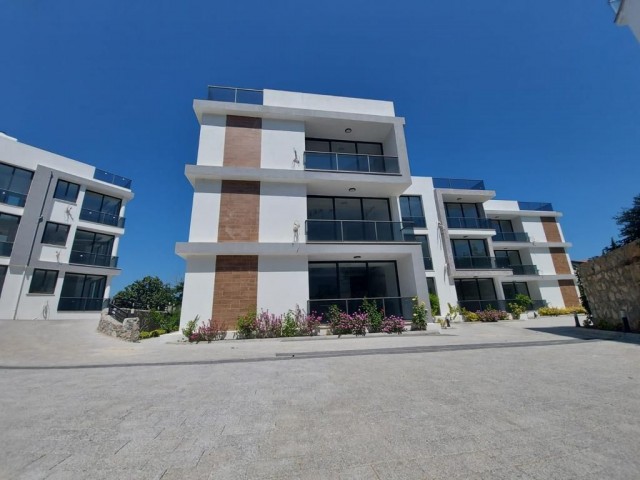 2+1 WOHNUNG ZUM VERKAUF AUF DEM GELÄNDE MIT GEMEINSCHAFTSPOOL MIT BLICK AUF DAS MEER UND DIE BERGE IN ZYPERN KYRENIA LAPTA ** 