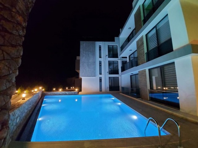 2+1 WOHNUNG ZUM VERKAUF AUF DEM GELÄNDE MIT GEMEINSCHAFTSPOOL MIT BLICK AUF DAS MEER UND DIE BERGE IN ZYPERN KYRENIA LAPTA ** 