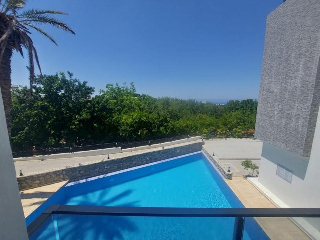 2+1 WOHNUNG ZUM VERKAUF AUF DEM GELÄNDE MIT GEMEINSCHAFTSPOOL MIT BLICK AUF DAS MEER UND DIE BERGE IN ZYPERN KYRENIA LAPTA ** 