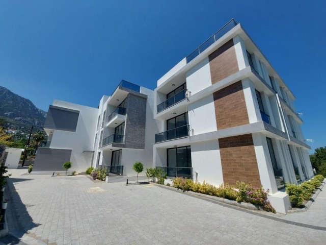 2+1 WOHNUNG ZUM VERKAUF AUF DEM GELÄNDE MIT GEMEINSCHAFTSPOOL MIT BLICK AUF DAS MEER UND DIE BERGE IN ZYPERN KYRENIA LAPTA ** 