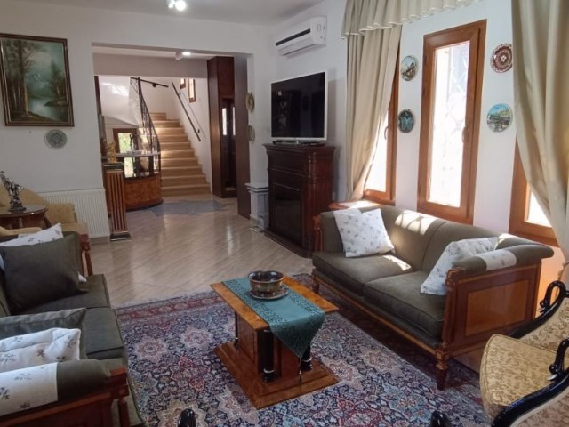 Kıbrıs Girne Bellapais 'Da 4+1 Özel Havuzlu Kapalı Garajlı Kiralık Köşk