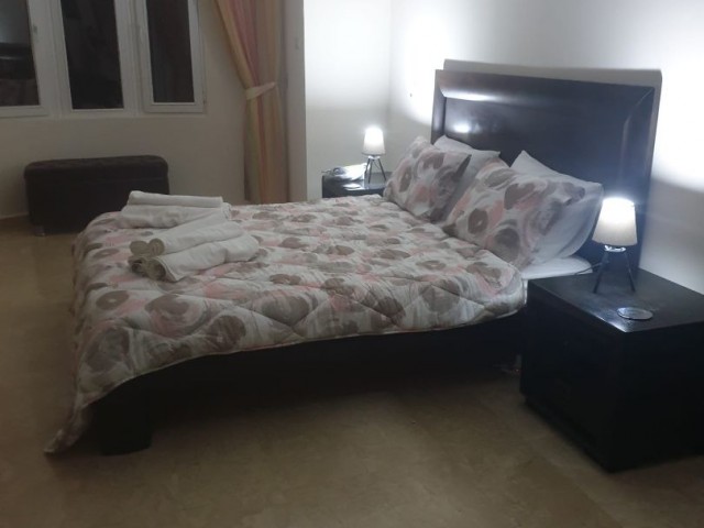 IN KYRENIA LAPTA, IN DER NÄHE DES MEERES, IST DIE LLOGARA 4. SCHLAFZIMMER UND 5.BADEZIMMER TÄGLICHE MIETE VILA ** 