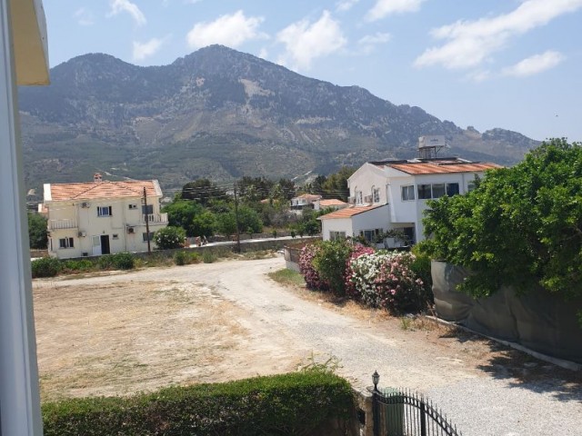 IN KYRENIA LAPTA, IN DER NÄHE DES MEERES, IST DIE LLOGARA 4. SCHLAFZIMMER UND 5.BADEZIMMER TÄGLICHE MIETE VILA ** 