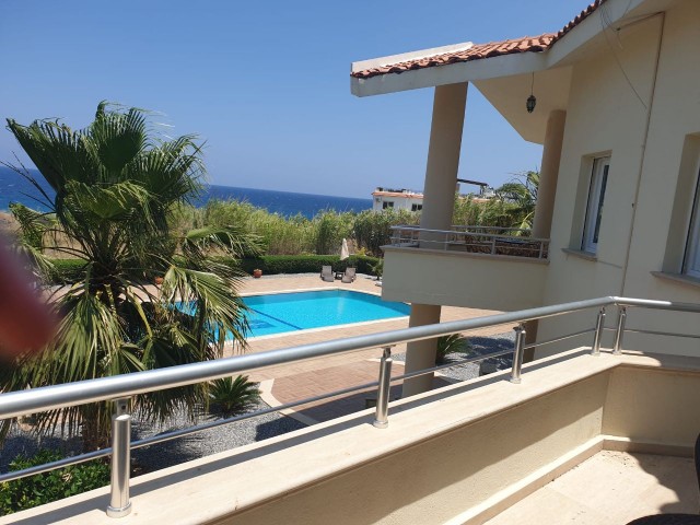 KYRENIA LAPTA IS ALSO CLOSE TO THE SEA LUX 4. ONE BEDROOM AND 5.THE BATHROOM IS RENTED DAILY IN VILA ** 