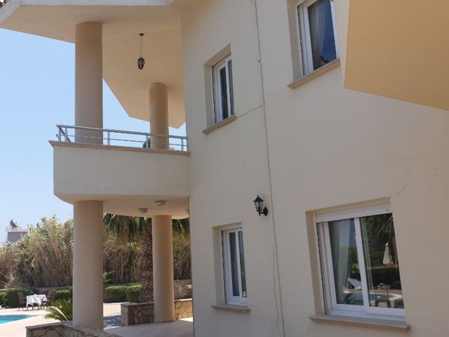 KYRENIA LAPTA IS ALSO CLOSE TO THE SEA LUX 4. ONE BEDROOM AND 5.THE BATHROOM IS RENTED DAILY IN VILA ** 