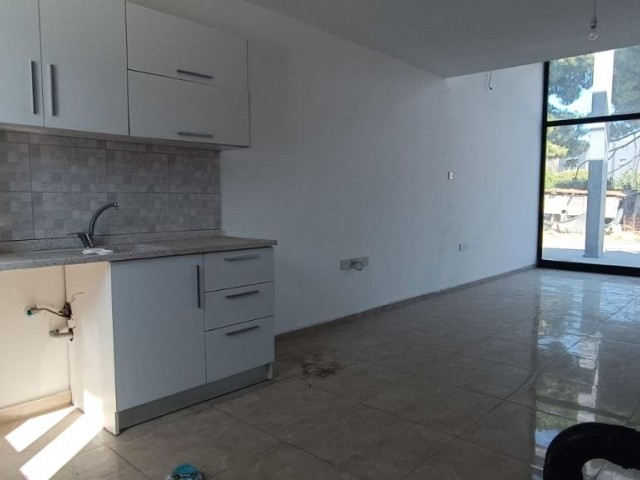 KIBRIS GİRNE KARAOĞLANOĞLUNDA (160 M2 SENDE )KATLI  BODRUMLU KİRALIK DÜKKAN