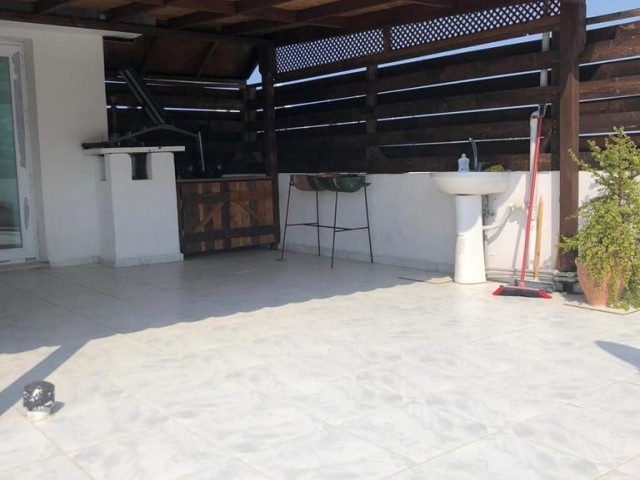 IN KYRENIA KARAOGLANOGLU N DA LU LLOGARA PENTHOUSE 1 + 1 WOHNUNG ZU VERKAUFEN ** 