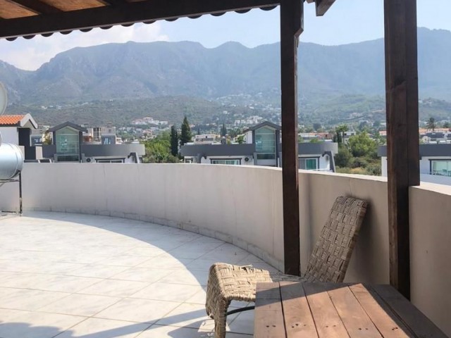 IN KYRENIA KARAOGLANOGLU N DA LU LLOGARA PENTHOUSE 1 + 1 WOHNUNG ZU VERKAUFEN ** 