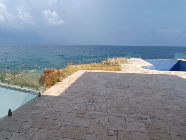 3+1 VILLA MIT PRIVATEM POOL DIREKT AM MEER IN KYRENIA KARSIYAKA ** 