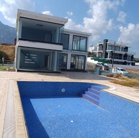 3+1 VILLA MIT PRIVATEM POOL DIREKT AM MEER IN KYRENIA KARSIYAKA ** 