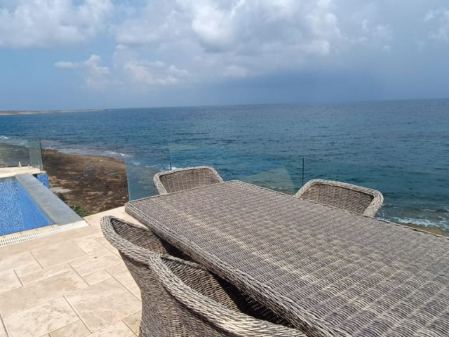 3+1 VILLA MIT PRIVATEM POOL DIREKT AM MEER IN KYRENIA KARSIYAKA ** 