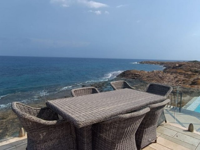 3+1 VILLA MIT PRIVATEM POOL DIREKT AM MEER IN KYRENIA KARSIYAKA ** 