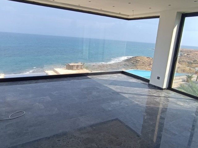 3+1 VILLA MIT PRIVATEM POOL DIREKT AM MEER IN KYRENIA KARSIYAKA ** 