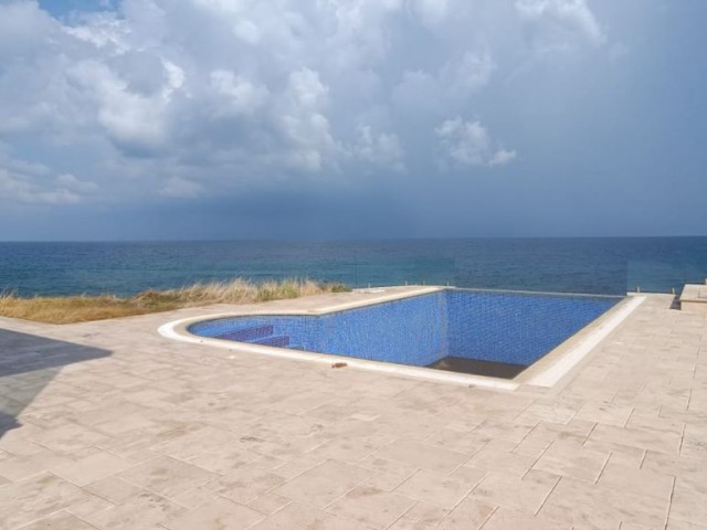 3+1 VILLA MIT PRIVATEM POOL DIREKT AM MEER IN KYRENIA KARSIYAKA ** 