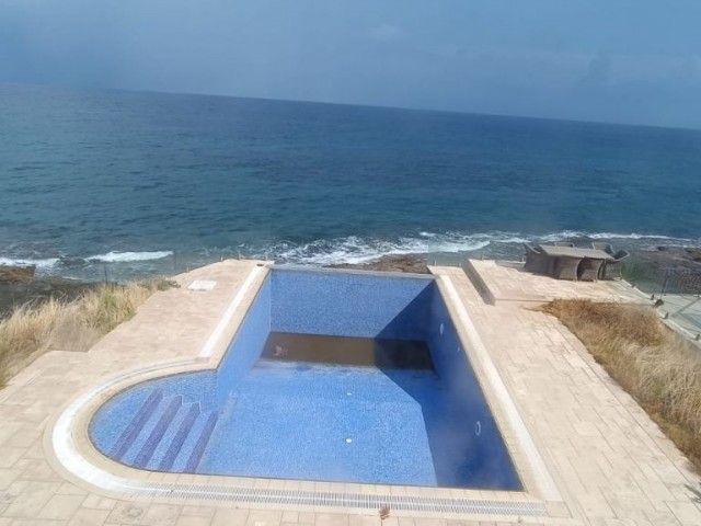 3+1 VILLA MIT PRIVATEM POOL DIREKT AM MEER IN KYRENIA KARSIYAKA ** 