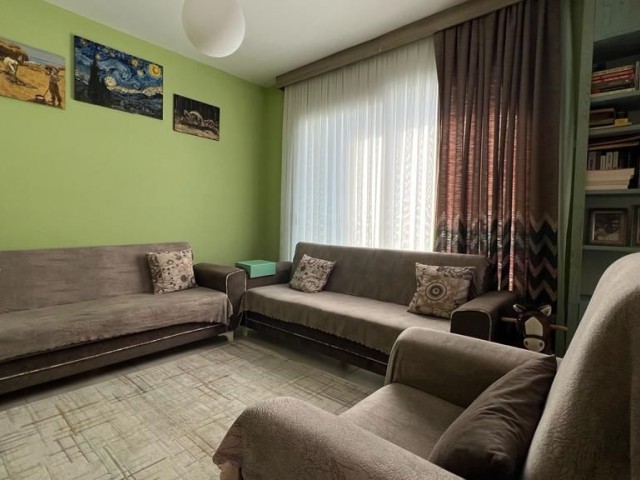 آپارتمان جادار طبقه 5 2 + 1 85 متر مربع برای فروش در یک مکان مرکزی در گیرنه علیا