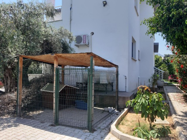 IN KYRENIA, IN EINER SEHR GUTEN LAGE, AUF EINEM ECKGRUNDSTÜCK VON 600 QM MIT ZWEI SEITEN ZUR STRAßE, 4+1, 290 QM MIT GESCHLOSSENER FLÄCHE, GLEICHWERTIGE COB, KAMIN, GRILL, GARTEN, FREISTEHENDE MAISONETTE-VILLA ** 