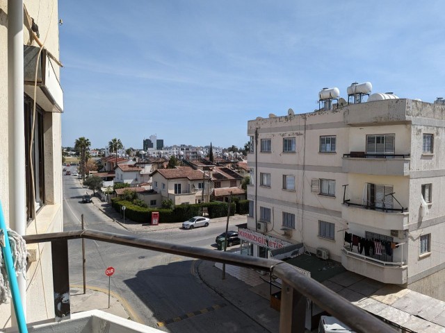 A GOOD LOCATION, IN GÖÇMENKÖY, TURKISH KOÇANLI, 3+1, 125 SQUARE METERS, ON DORTYOL CROSS, WELL MAINTAINED APARTMENT