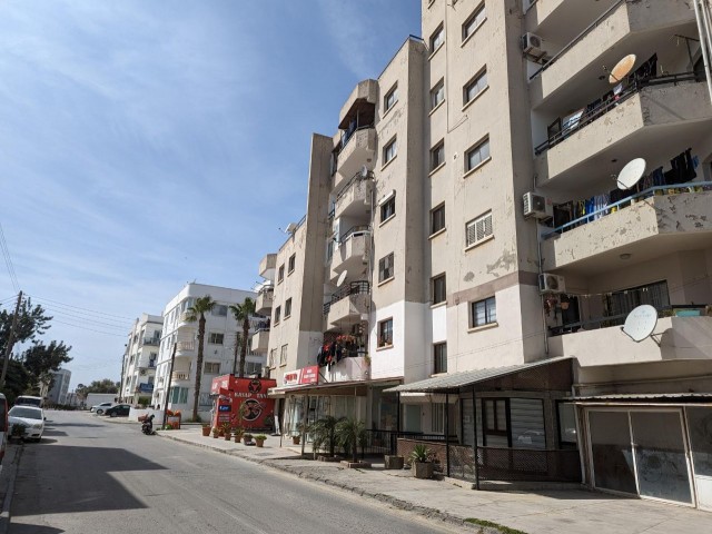 GUTE LAGE IN GÖÇMENKÖY, TÜRKISCHES KOÇANLI, 3+1, 125 QUADRATMETER, AM DORTYOL-KREUZ, GEPFLEGTE WOHNUNG