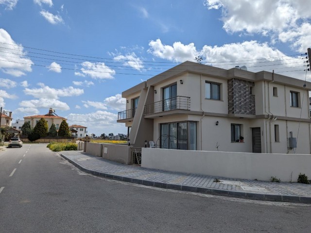 LUXURIOUS TWIN DUPLEX VILLA WITH A GARDEN, IN A VERY GOOD LOCATION, 170 SQUARE METERS, WITH TURKISH COACH, 3+1, ADDITIONAL SHOWER-TOILET AND CABINET ROOM IN MASTER'S BEDROOM, VAT AND TRANSFORMER CONTRIBUTION PAID.