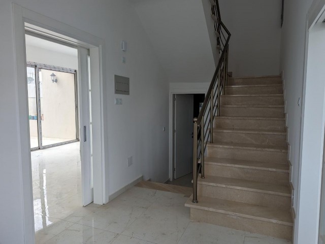 LUXURIÖSE DOPPEL-DUPLEX-VILLA IN GÖNYELİ, MIT SEHR GUTER LAGE, 170 QUADRATMETER, MIT TÜRKISCHEM COACH, 3+1, ZUSÄTZLICHER DUSCH-WC UND SCHRANKRAUM IM HAUPTSCHLAFZIMMER, MEHRWERTSTEUER UND TRANSFORMATOR-BEITTRAG BEZAHLT, MIT GARTEN