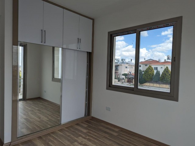 LUXURIÖSE DOPPEL-DUPLEX-VILLA IN GÖNYELİ, MIT SEHR GUTER LAGE, 170 QUADRATMETER, MIT TÜRKISCHEM COACH, 3+1, ZUSÄTZLICHER DUSCH-WC UND SCHRANKRAUM IM HAUPTSCHLAFZIMMER, MEHRWERTSTEUER UND TRANSFORMATOR-BEITTRAG BEZAHLT, MIT GARTEN