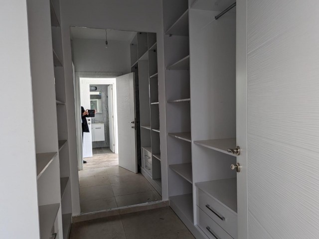 LUXURIÖSE DOPPEL-DUPLEX-VILLA IN GÖNYELİ, MIT SEHR GUTER LAGE, 170 QUADRATMETER, MIT TÜRKISCHEM COACH, 3+1, ZUSÄTZLICHER DUSCH-WC UND SCHRANKRAUM IM HAUPTSCHLAFZIMMER, MEHRWERTSTEUER UND TRANSFORMATOR-BEITTRAG BEZAHLT, MIT GARTEN