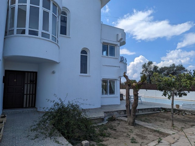 FREISTEHENDE VILLA MIT TÜRKISCHEM KOB, 200 QUADRATMETER, SEHR GUTE LAGE, 3+1, AUF EINEM ECKGRUNDSTÜCK, MIT POOL, IN GİRNE EDREMİT