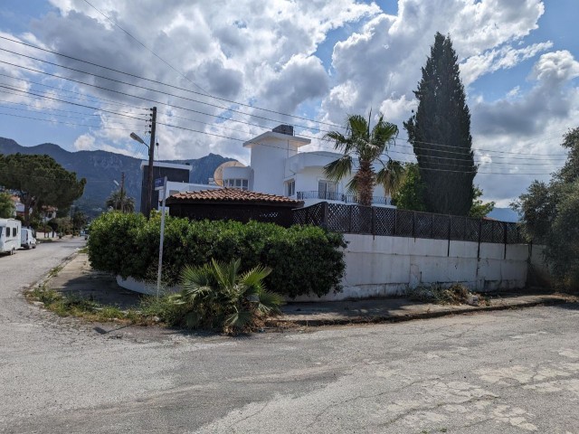 DETACHED VILLA WITH TURKISH COB, 200 SQUARE METERS, VERY GOOD LOCATION, 3+1, ON A CORNER PLOT, WITH POOL, IN GIRNE EDREMİT