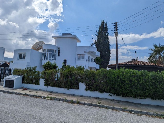 FREISTEHENDE VILLA MIT TÜRKISCHEM KOB, 200 QUADRATMETER, SEHR GUTE LAGE, 3+1, AUF EINEM ECKGRUNDSTÜCK, MIT POOL, IN GİRNE EDREMİT