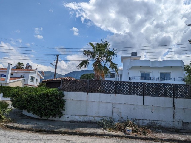 DETACHED VILLA WITH TURKISH COB, 200 SQUARE METERS, VERY GOOD LOCATION, 3+1, ON A CORNER PLOT, WITH POOL, IN GIRNE EDREMİT