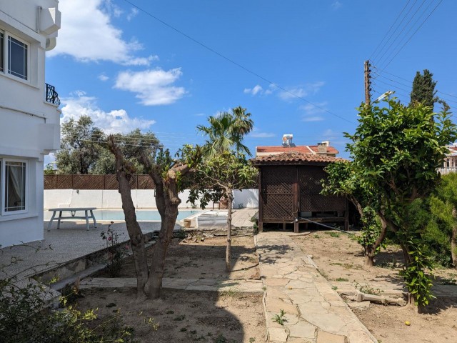 DETACHED VILLA WITH TURKISH COB, 200 SQUARE METERS, VERY GOOD LOCATION, 3+1, ON A CORNER PLOT, WITH POOL, IN GIRNE EDREMİT