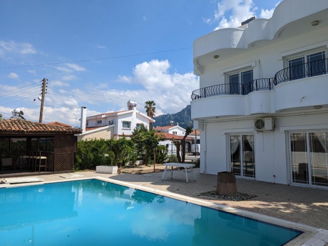 DETACHED VILLA WITH TURKISH COB, 200 SQUARE METERS, VERY GOOD LOCATION, 3+1, ON A CORNER PLOT, WITH POOL, IN GIRNE EDREMİT