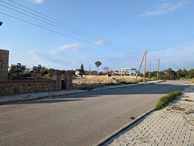 IN KARŞIYAKA, 633 SQUARE METERS, WITH EQUIVALENT COB, ROAD, WATER AND ELECTRICITY INFRASTRUCTURE READY, CLOSE TO THE MAIN ROAD OF KARŞIYAKA-GİRNE, VERY GOOD LOCATION