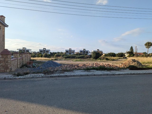 IN KARŞIYAKA, 633 SQUARE METERS, WITH EQUIVALENT COB, ROAD, WATER AND ELECTRICITY INFRASTRUCTURE READY, CLOSE TO THE MAIN ROAD OF KARŞIYAKA-GİRNE, VERY GOOD LOCATION