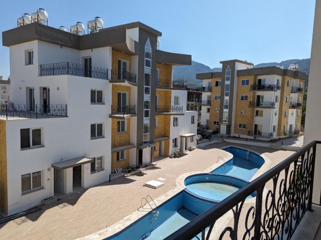 IN ALSANCAK, 1+1, IN A VERY GOOD LOCATION, IN A SITE WITH SHARED POOL, NEWLY FINISHED LUXURY FLAT OF 70 SQUARE METERS.