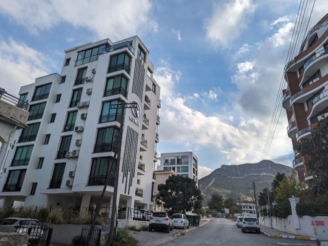 در مرکز گیرنه، در طبقه بالای یک آپارتمان 7 طبقه بالای ستون ها، تنها یکی از 250 متر مربع (150 یک بالکن بسته و 100 بالکن، 3+1، 3 و 100 متر مربع) است. تهویه مطبوع و سیستم سرمایش و گرمایش مرکزی (VRF) مالک، پنت هاوس آپارتمانی با منظره دریا و کوه
