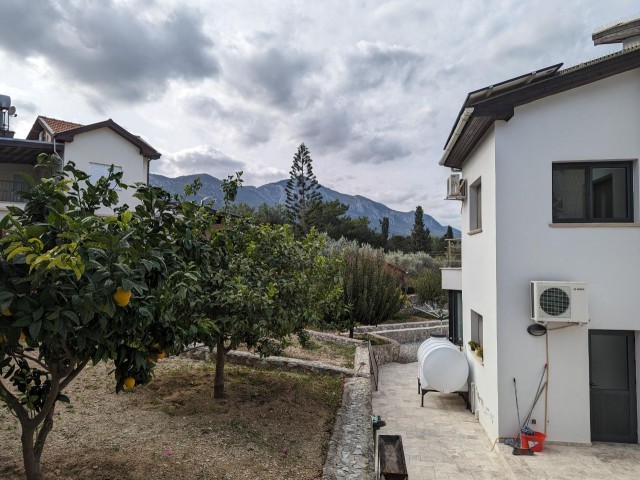 IN ÇATALKÖY, IN DER NÄHE DES MEERES UND DER HAUPTSTRAßE, LEICHT ZUGÄNGLICH, IN SEHR GUTER LAGE MIT MEER- UND BERGBLICK, 1 ERKLÄRUNG, 1 EVLEK, 300 QUADRATFUß (1700 QUADRATMETER) GRÖSSE, 270 QUADRATMETER, MIT KAMIN Es wurde ein Solarenergiesystem (EMI) und ein Kamerasystem mit einer geschlossenen Gara